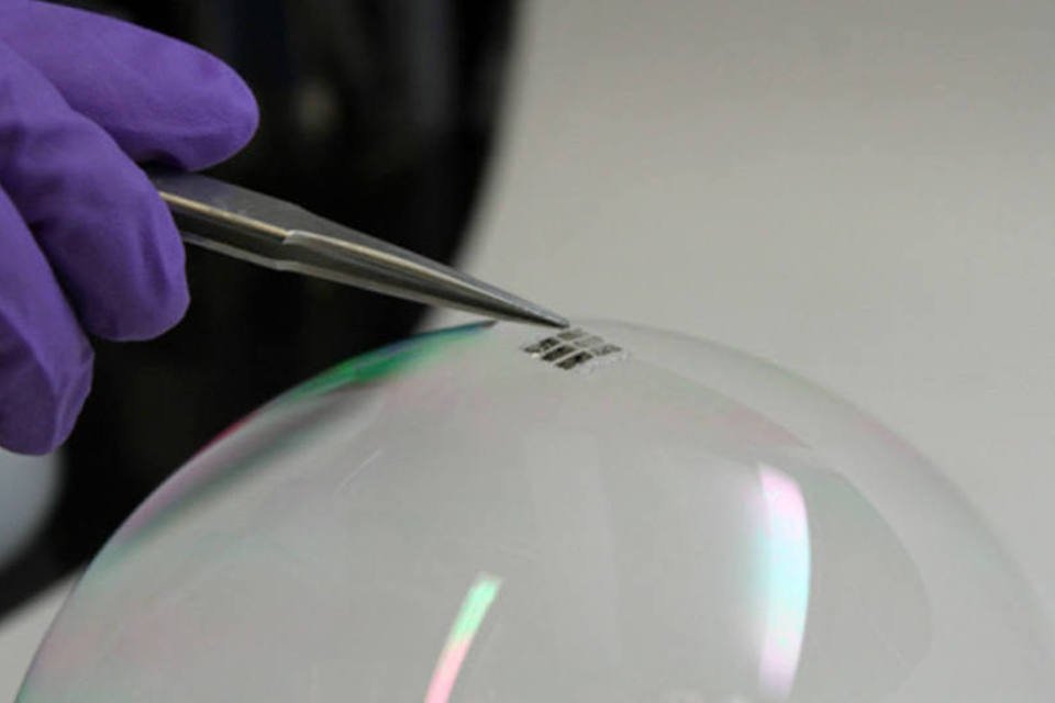 MIT desenvolve célula solar tão leve como uma bolha de sabão