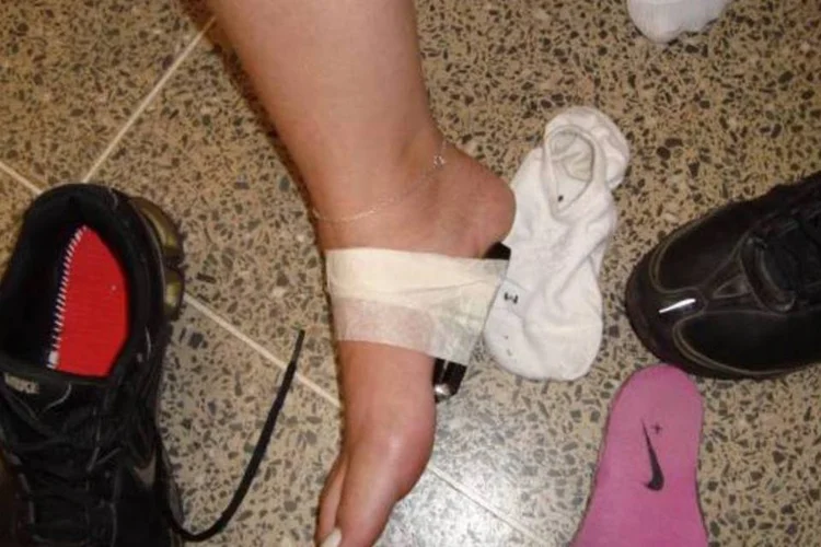 Celular acoplado no pé de candidata (Divulgação/Assessoria/PJC-MT)
