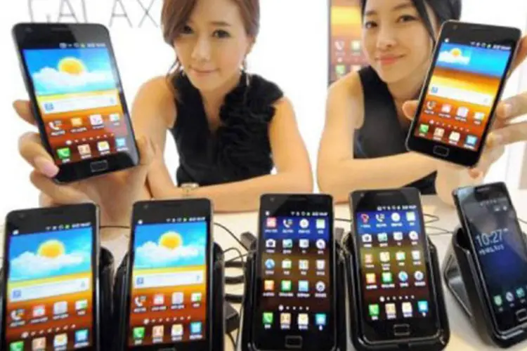 Aparelhos do Samsung Galaxy S2, modelo que motivou denúncia trocas de acusações sobre cópias e violação de patentes
 (Jung Yeon-Je/AFP)