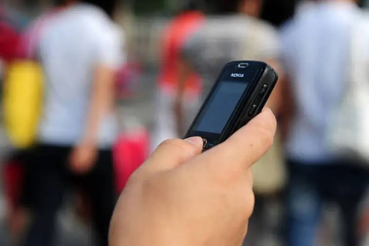 De acordo com dados da Anatel, a média do país é 118,62 linhas de celular para cada grupo de 100 habitantes (Franko Lee/AFP)