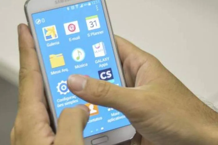 Enquanto estiver votando, eleitor deve deixar celular em um móvel próximo ao mesário responsável pela seção (Marcello Casal Jr/Agência Brasil/Agência Brasil)