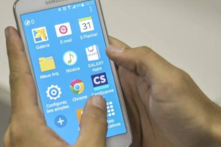 Apesar do aumento de 131,4% de 2005 a 2013, o levantamento mais recente do IBGE mostra que quase um quarto da população não tinha aparelho celular em 2013 (Agência Brasil)