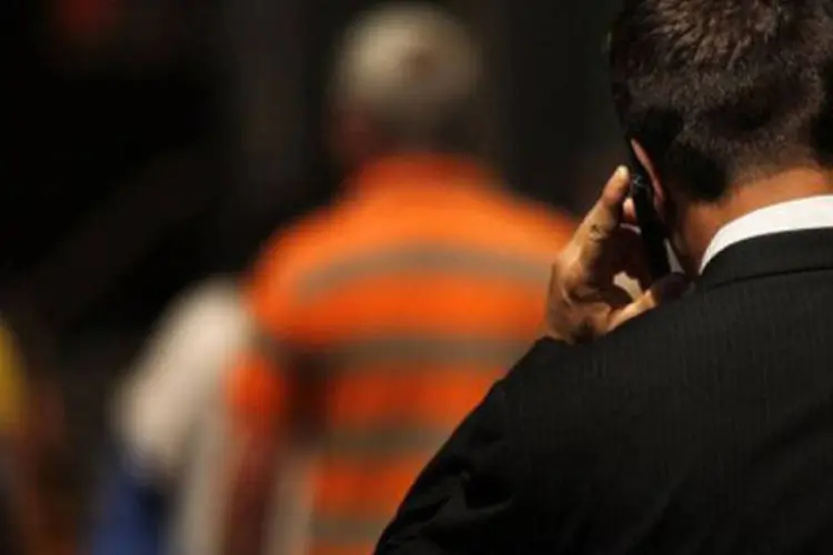 
	Homem fala em celular: setor de telefonia assumiu a lideran&ccedil;a em 2012 com 749.213 casos, 35% dos registros
 (Spencer Platt/Getty Images/AFP)