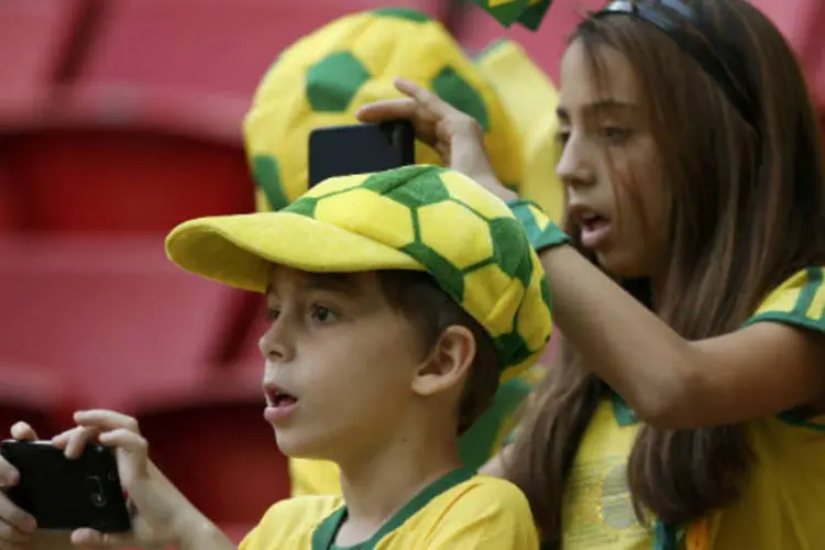Torcedores tiram fotos de celulares durante partida entre Brasil e Japão pela Copa das Confederações (REUTERS/Jorge Silva)
