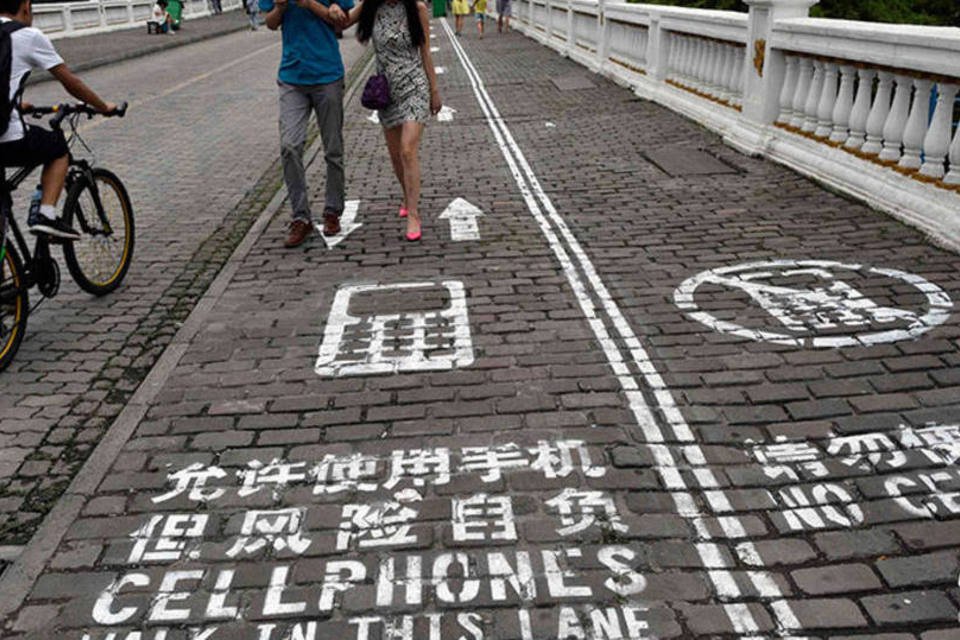 Calçada para viciados em celular gera polêmica na China