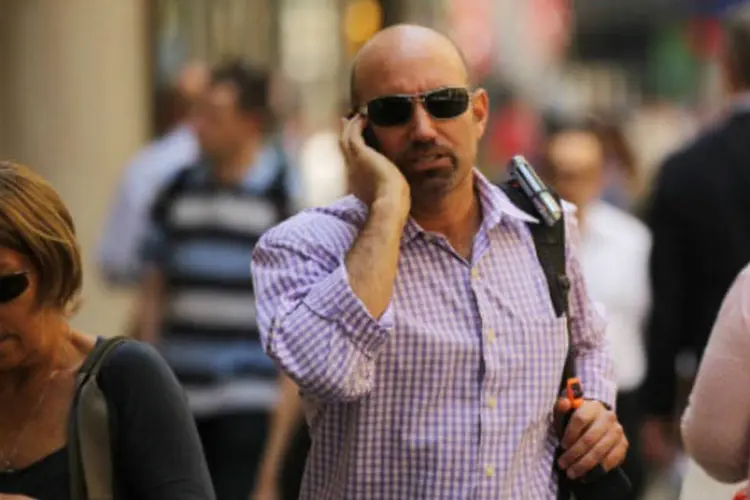 
	Homem falando pelo celular: identifica&ccedil;&atilde;o do aparelho ser&aacute; feita pelas operadoras de telefonia no ato de ativa&ccedil;&atilde;o do acesso do usu&aacute;rio
 (Getty Images)