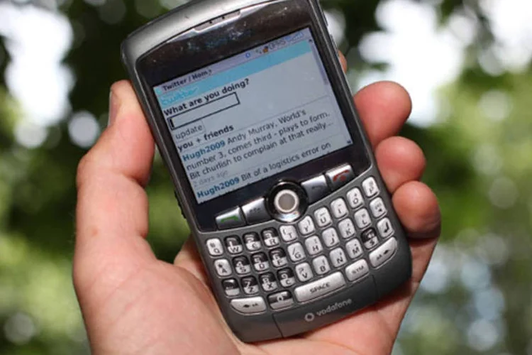 Celular com twitter (Getty Images)