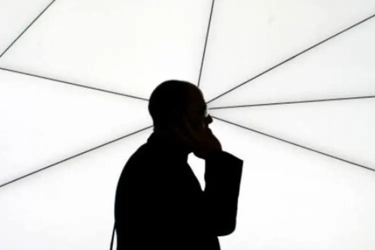 Sombra de homem falando ao celular (David Ramos/Getty Images)