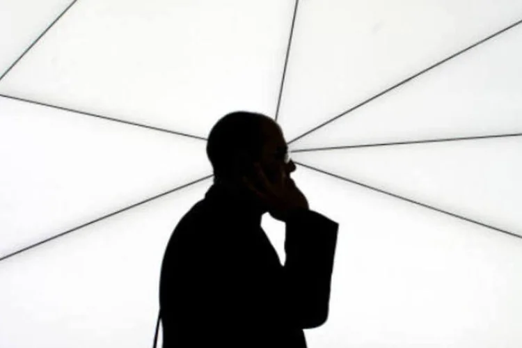 Sombra de homem falando ao celular (David Ramos/Getty Images)