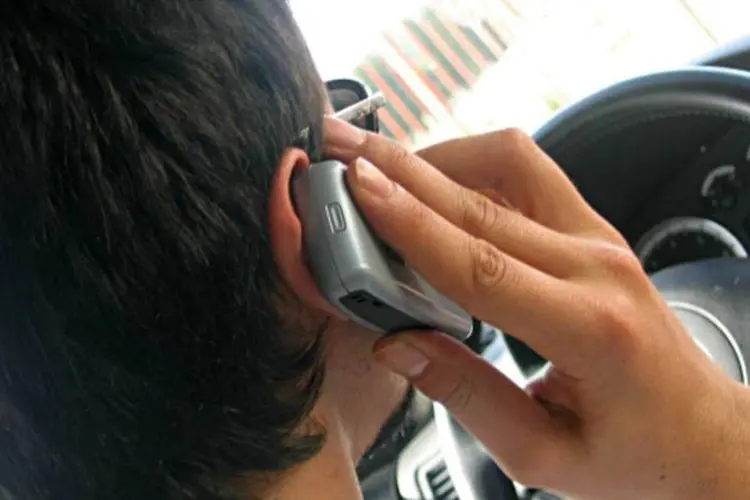 Celular no volante: a multa por falar ou usar aplicativos de celular mais do que triplica: passa de R$ 85,13 para R$ 293,47 (Sxc.hu)