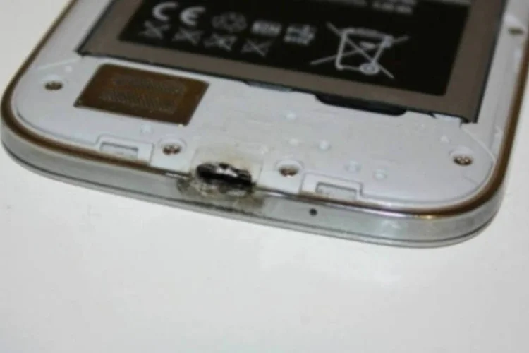 Galaxy S4 que pegou fogo: a Samsung tentou abafar o problema e chegou a solicitar que o vídeo fosse tirado do ar (Reprodução)