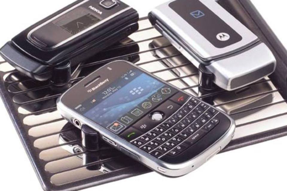 IBGE: real forte reduz produção de celulares no Brasil
