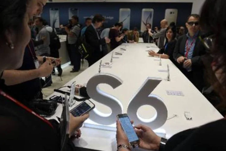 
	 Samsung afirma que os lan&ccedil;amentos do Galaxy S6 e S6 Edge n&atilde;o aumentaram a receita da sua divis&atilde;o de smartphones
 (Lluis Gene/AFP)
