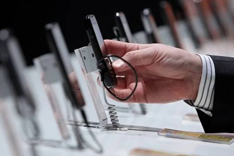 "O Brasil deve ultrapassar a marca de um celular por habitante já em novembro", diz especialista (.)