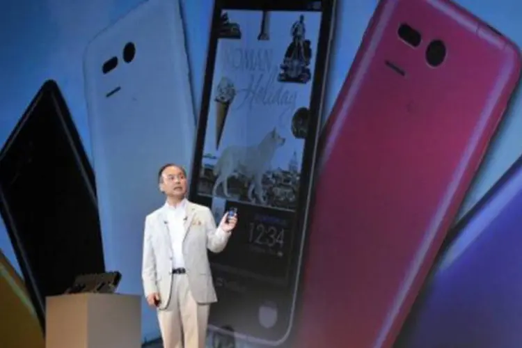 O telefone, que será vendido a partir de julho, também pode manter um registro da exposição em cada local onde o aparelho esteve (Yoshikazu Tsuno/AFP)