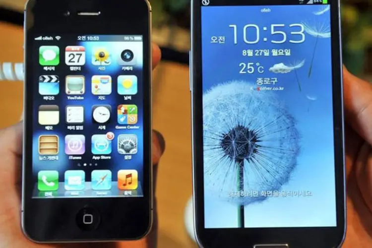 
	iPhone 4S e Galaxy S3: Samsung vem abrindo vantagem contra a maior rival no mercado de smartphones
 (AFP/Jung Yeon-Je)