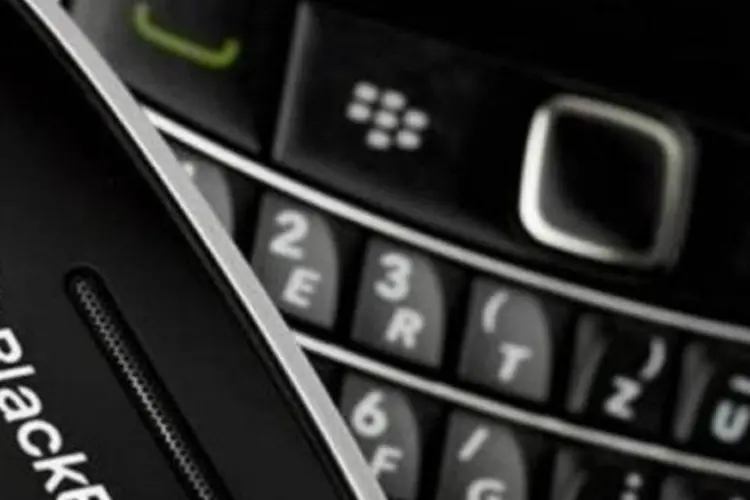 
	Celular da BlackBerry: a empresa decidiu que, ao inv&eacute;s da venda, ir&aacute; substituir seu presidente-executivo
 (Reuters)
