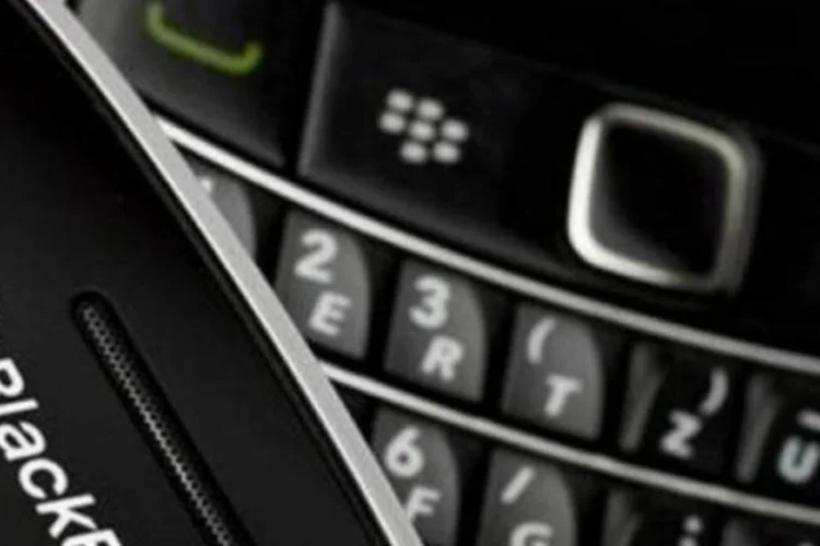 
	Celular da BlackBerry: empresa canadense mudou o foco de atendimento ao mercado consumidor para servir neg&oacute;cios, governos e outras grandes organiza&ccedil;&otilde;es
 (Reuters)