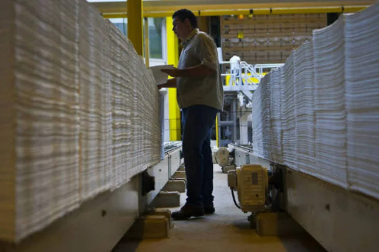 
	Eldorado Celulose: volume vendido no ano passado foi de 1,16 milh&atilde;o de toneladas, sendo 47 por cento para a &Aacute;sia, 34 por cento para a Europa e 5 por cento para a Am&eacute;rica do Norte
 (Dado Galdieri)