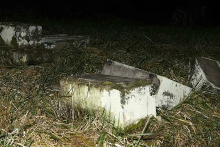 Vandalismo: 250 sepulturas de um cemitério judeu da região do Sarre-Union foram violadas no dia 16 de fevereiro de 2015 (AFP/ Patrick Hertzog)