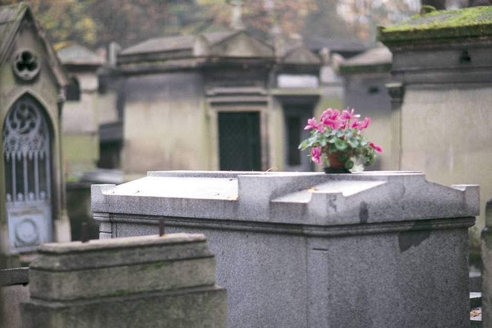 Cemitérios: Túmulos em cemitérios particulares saem muito mais caro do que pagar a cremação (Thinkstock/ TongRo Images)