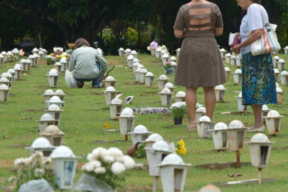 Com abraços, religiosos ajudam a amenizar dor em cemitério