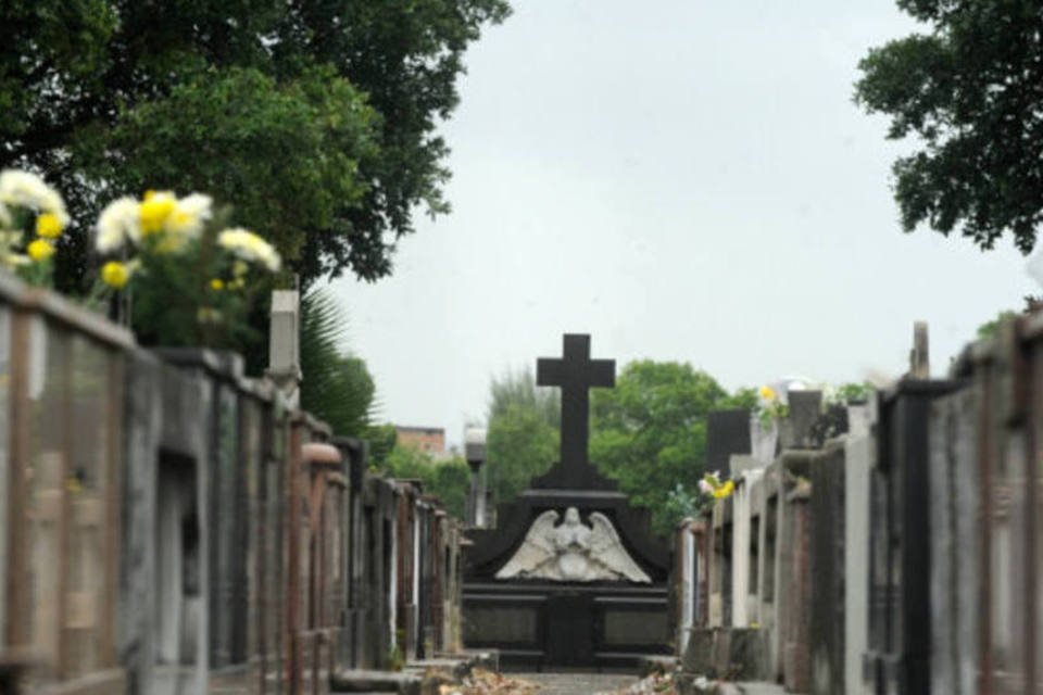 Coveiros paralisam atividades em 12 cemitérios do Rio