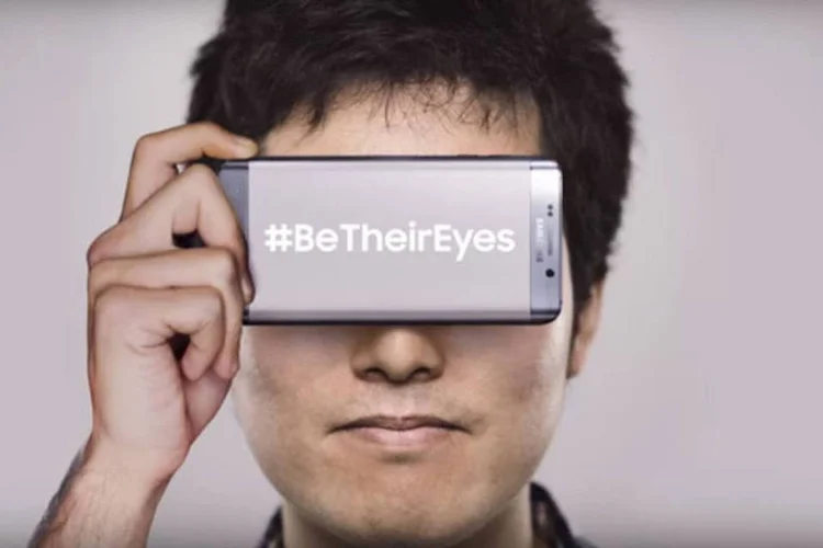 
	Cena de a&ccedil;&atilde;o da Samsung: a primeira a&ccedil;&atilde;o da campanha ganhou o nome de &quot;Be Their Eyes&quot; n&atilde;o por acaso
 (Reprodução/ Youtube)