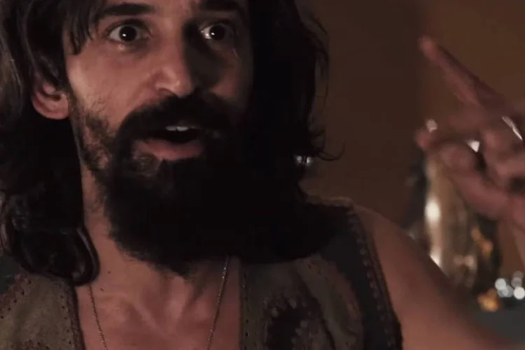 Ator Júlio Andrade em cena do filme “Não Pare na Pista – a melhor história de Paulo Coelho” (Reprodução/Trailer)