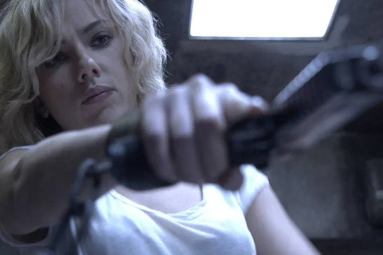 Scarlett Johansson em cena de "Lucy", filme escrito e dirigido pelo francês Luc Besson (Reprodução/Universal Pictures)