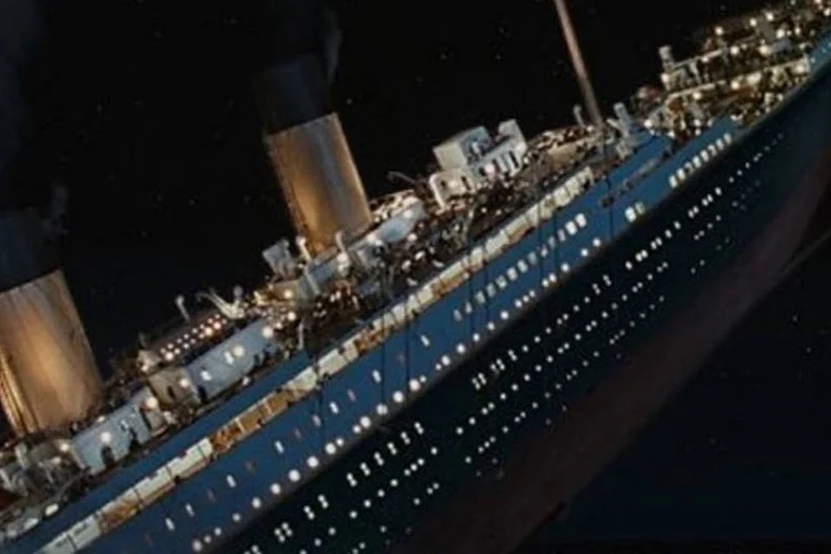 Cena do filme 'Titanic' (1997) de James Cameron (Reprodução/YouTube)
