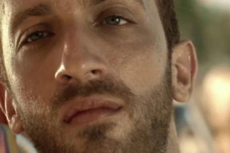 
	Comercial da Itaipava: filme&nbsp;mostra saga de um personagem que se arrisca at&eacute; a queimar o p&eacute; na praia em busca da cerveja 100%
 (Reprodução/YouTube/ItaipavaPilsen)
