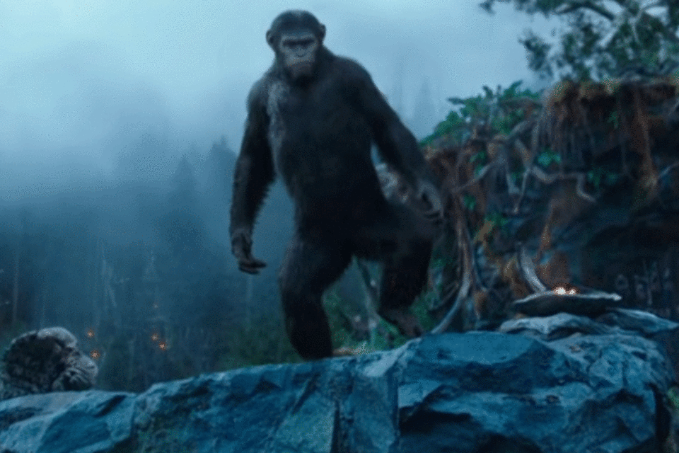 Humanos e símios lutam em Planeta dos Macacos: O Confronto