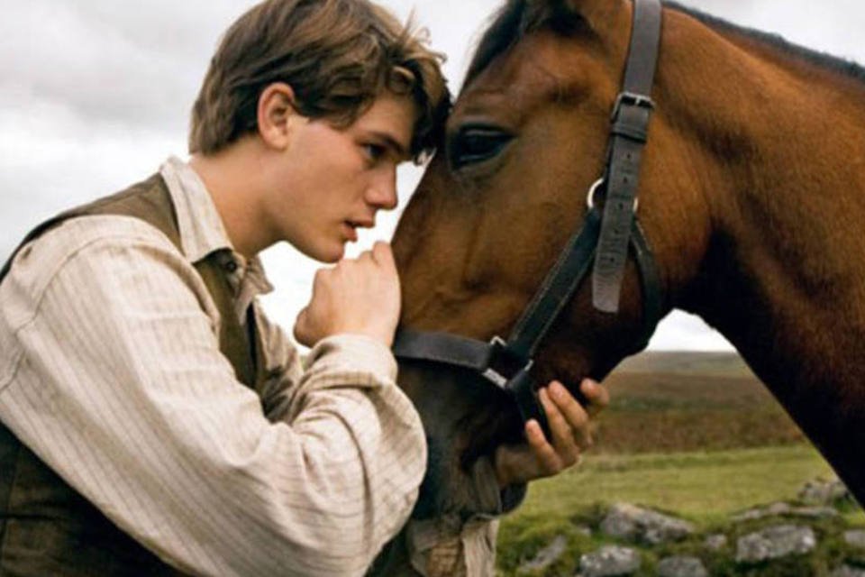 Príncipe William e Kate Middleton prestigiam estreia de 'Cavalo de Guerra'