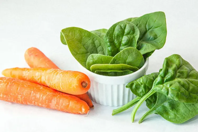 Cenoura e verdura (Freeimages)