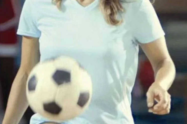 Trecho de comercial da Centauro para o Dia das Mães: campanha tem a assinatura Bem-Vindo ao País do Futebol (Reprodução)
