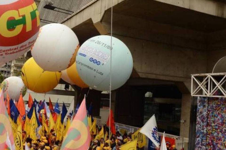 Professores e centrais sindicais fazem manifestação em SP