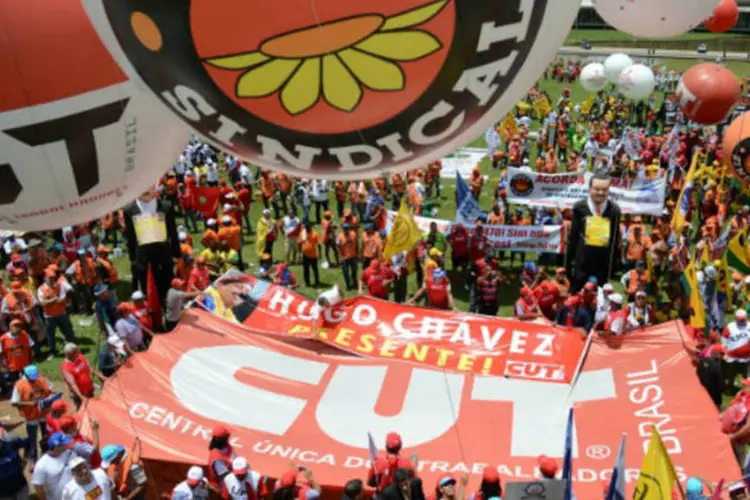 Trabalhadores da Força Sindical, Central Única dos Trabalhadores (CUT) e outras centrais sindicais marcham em Brasília em uma manifestação realizada em março (Marcello Casal Jr./ABr/Agência Brasil)