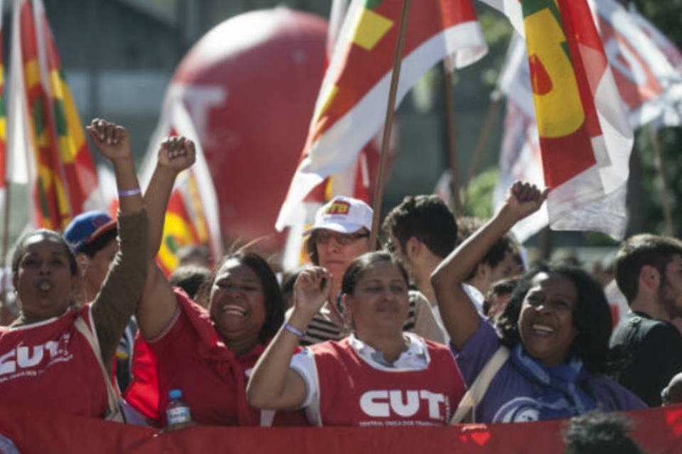Manifestantes ligados a centrais sindicais fazem ato no Rio