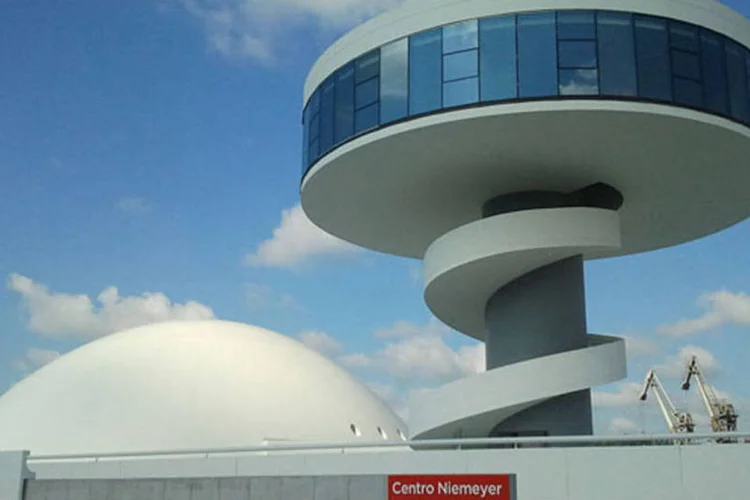 
	Centro Cultural Internacional Oscar Niemeyer ou, simplesmente, &quot;Centro Niemeyer&quot;. Esse complexo cultural fica em Avil&eacute;s, Ast&uacute;rias (Espanha), e foi inaugurado em 2011
 (Wikimedia Commons)