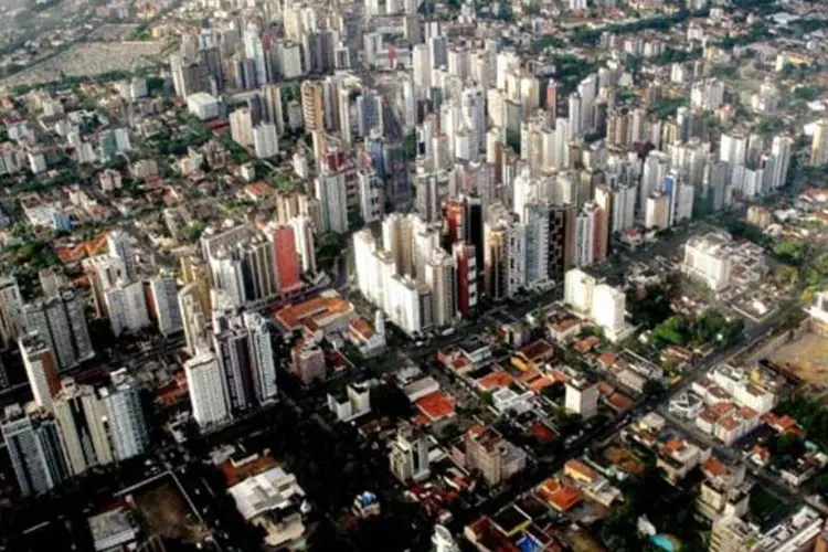
	Vista a&eacute;rea do Centro de Curitiba: Dilma afirmou que a cidade &eacute; &quot;s&iacute;mbolo de inova&ccedil;&otilde;es&quot; no transporte coletivo, mas admitiu que Curitiba &quot;precisa de novo salto&quot; na &aacute;rea
 (Francisco Anzola/Wikimedia Commons)