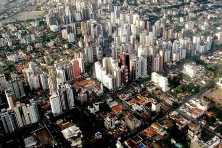 
	Vista a&eacute;rea do Centro de Curitiba: Dilma afirmou que a cidade &eacute; &quot;s&iacute;mbolo de inova&ccedil;&otilde;es&quot; no transporte coletivo, mas admitiu que Curitiba &quot;precisa de novo salto&quot; na &aacute;rea
 (Francisco Anzola/Wikimedia Commons)