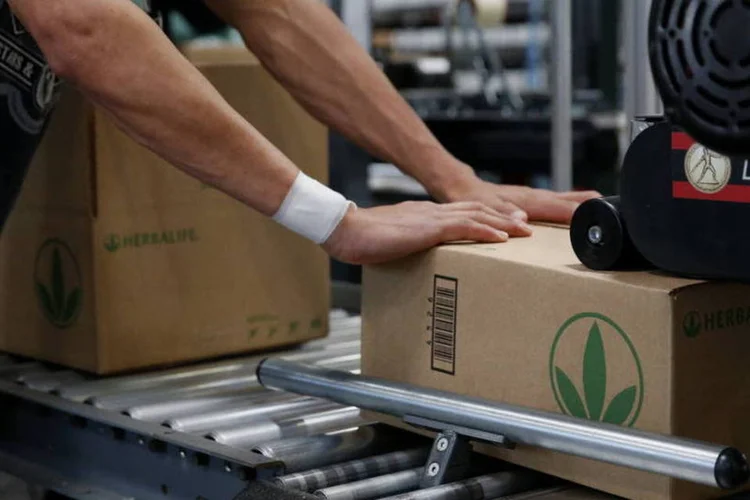 Operário em centro de distribuição da Herbalife em Carson, na Califórnia (Patrick T. Fallon/Bloomberg)