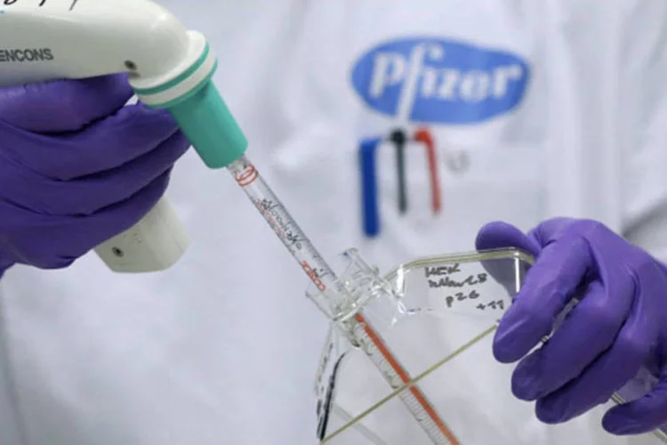 
	Funcion&aacute;rio em um centro de pesquisa da Pfizer: &nbsp;o chefe de pesquisa da companhia negou que transa&ccedil;&otilde;es grandes como essas tenham interrompido a pesquisa de medicamentos
 (Chris Ratcliffe/Bloomberg)