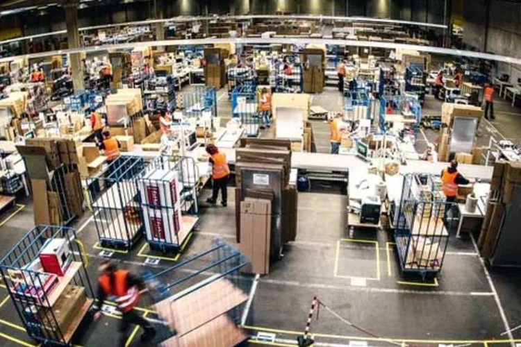 
	Centro de distribui&ccedil;&atilde;o da Amazon: o investimento de bilh&otilde;es de d&oacute;lares em expans&atilde;o tem pesado sobre o lucro da companhia
 (Roland Weihrauch/LatinStock)