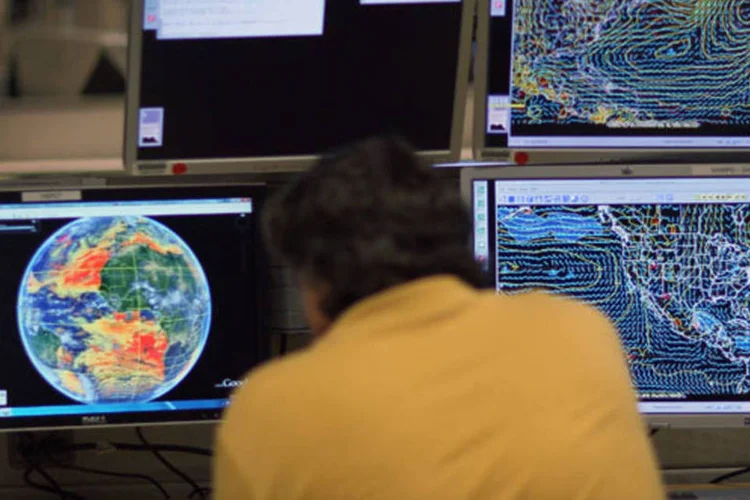 Especialista do Centro Nacional de Furacões dos EUA observa a tempestade Arlene (Joe Raedle/Getty Images)