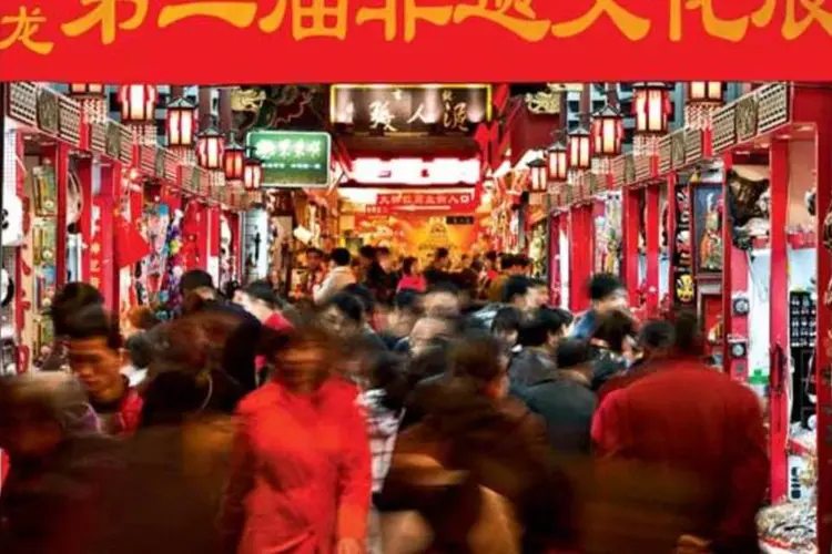 
	Multid&atilde;o caminha pelo centro hist&oacute;rico de Pequim, na China: o aumento de pre&ccedil;os provoca descontentamento popular
 (Martin Puddy/Corbis/Latin Stock)