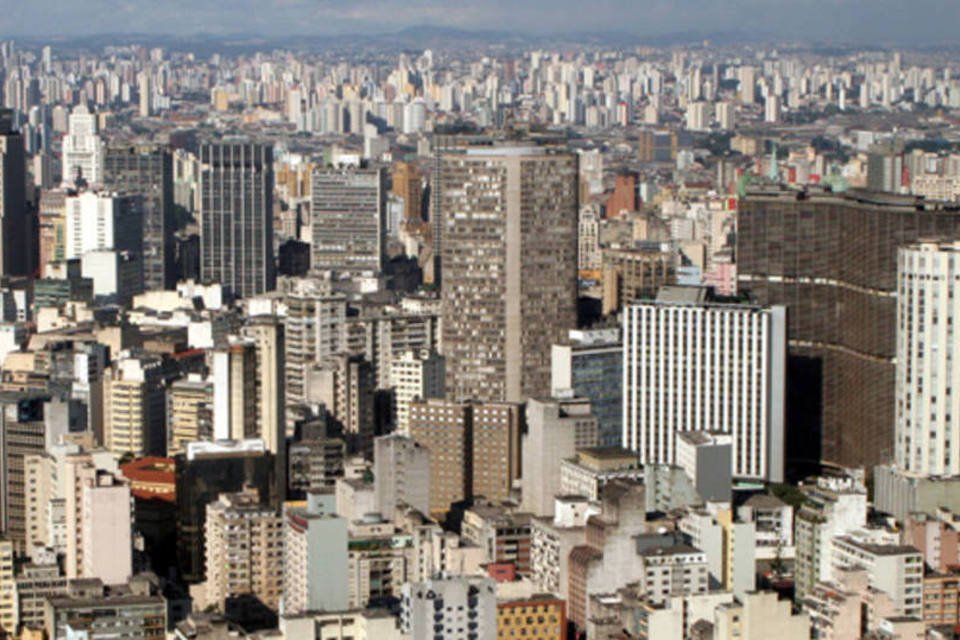 Avenida permanece interditada no centro de São Paulo