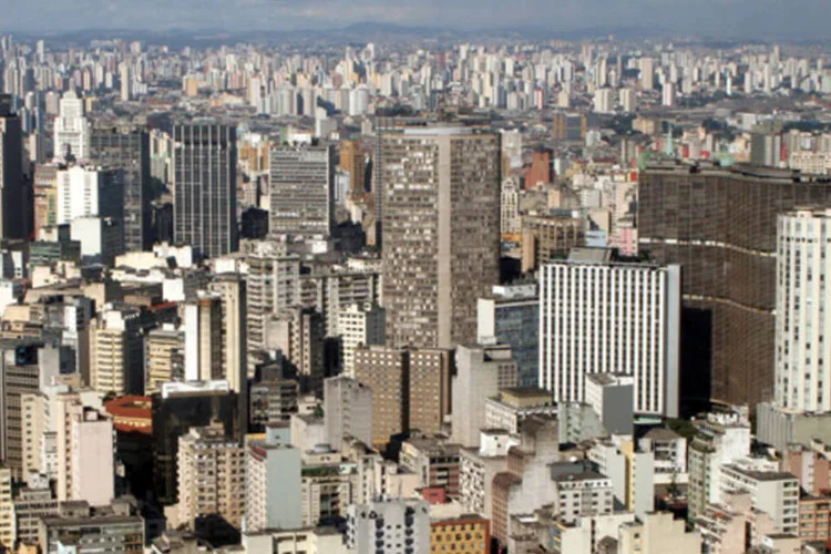 
	Vis&atilde;o a&eacute;rea do Centro de S&atilde;o Paulo: de cidade industrial, S&atilde;o Paulo &eacute; hoje conhecida como um grande polo de servi&ccedil;os e neg&oacute;cios
 (Ana Paula Hirama/ Wikimedia Commons)