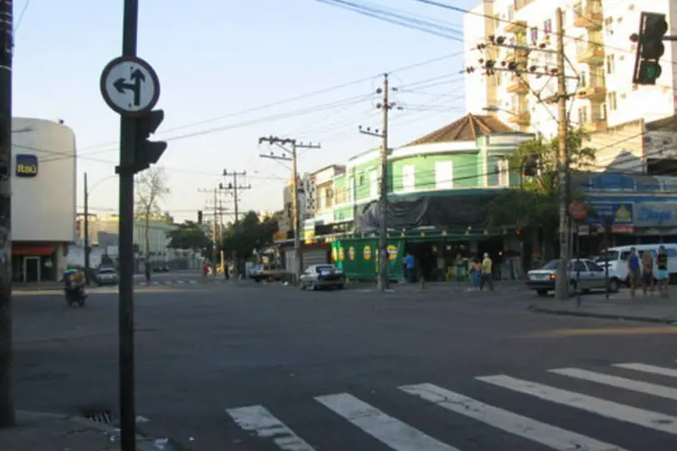 
	Centro do bairro de Iraj&aacute;, no Rio de Janeiro: as tr&ecirc;s pessoas v&iacute;timas de balas perdidas no tiroteio foram levadas para o Hospital Estadual Get&uacute;lio Vargas, na Penha, zona norte
 (Creative Commons)